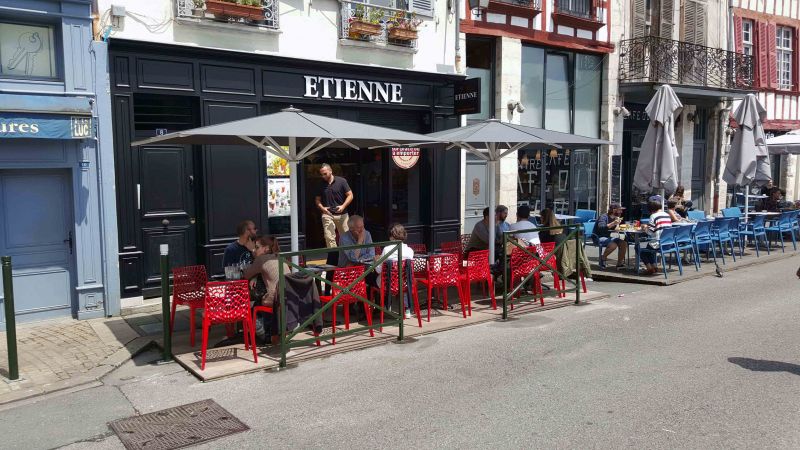 La terrasse de la boutique Etienne à Bayonne