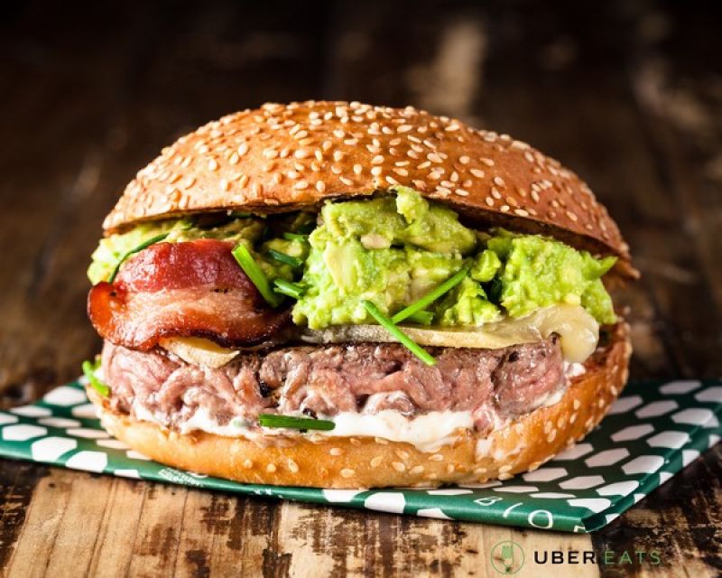 Burger avocadobacon et frites 100% bio